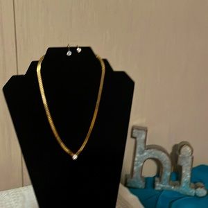🌻3 for$15🌻 Gold necklace w cubic zirconia in center & clip-on earrings.